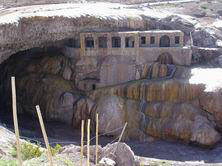 Antikva banloko apud la ponto Inka