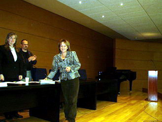 La direktorino de la biblioteko pri humanismaj studoj de la 
Biblioteko de Oviedo ricevas la librojn en Esperanto.